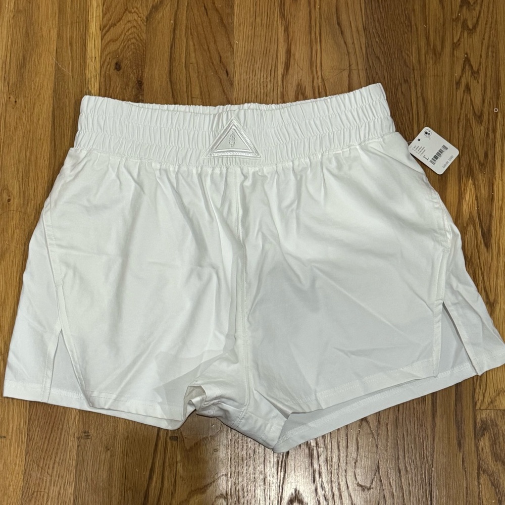 NWT FREE PEOPLE WHITE SHORTS IN SIZE LARGE